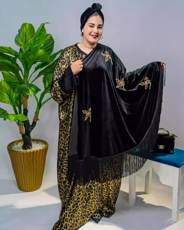"تألقي في مناسباتك مع كاب موبرة مزين بتنبات يدوي فخم"