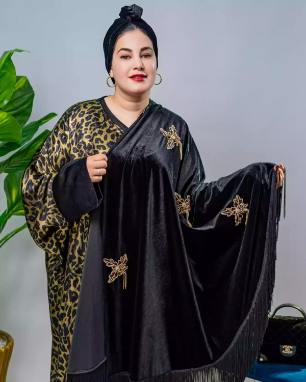 ⁦"تألقي في مناسباتك مع كاب موبرة مزين بتنبات يدوي فخم"⁩ - الصورة ⁦2⁩