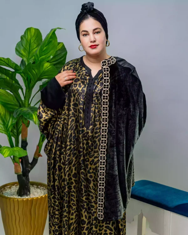⁦كاب موبرة بالذهبي فاخر للحضور راقي ولمسة فخمة للمناسبات⁩ - الصورة ⁦2⁩