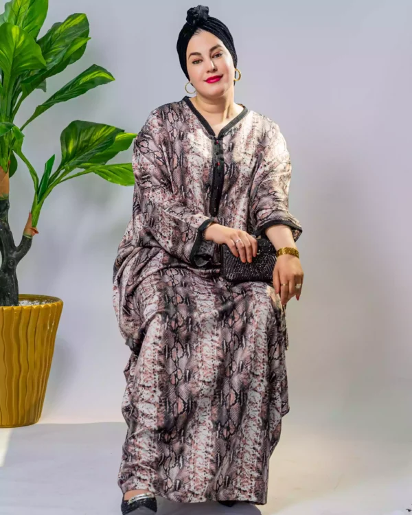 ⁦فخامة ناعمة بقصة اوفرسايز وثوب كريب موتيف الحية⁩ - الصورة ⁦7⁩