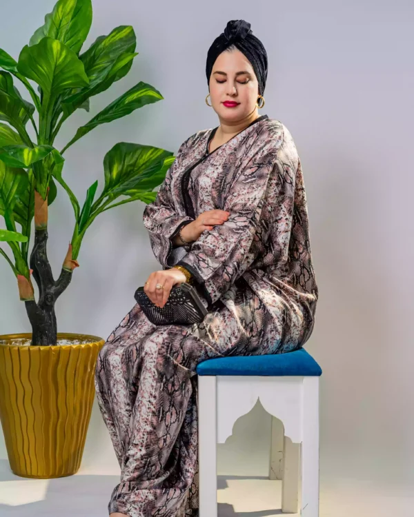 ⁦فخامة ناعمة بقصة اوفرسايز وثوب كريب موتيف الحية⁩ - الصورة ⁦9⁩
