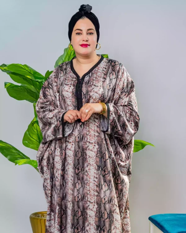 ⁦فخامة ناعمة بقصة اوفرسايز وثوب كريب موتيف الحية⁩ - الصورة ⁦4⁩