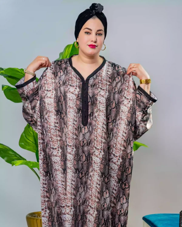 ⁦فخامة ناعمة بقصة اوفرسايز وثوب كريب موتيف الحية⁩ - الصورة ⁦6⁩